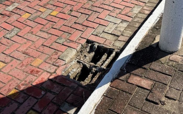 Fotos dos moradores ilustram queixa da comunidade; calçadão da Brava é a estrutura mais precária (Foto: Leitor)
