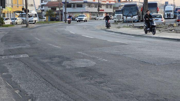 Asfalto feito em dia de chuva na rua do Porto será totalmente retirado e refeito do zero (Foto: Camila Diel/DIARINHO)