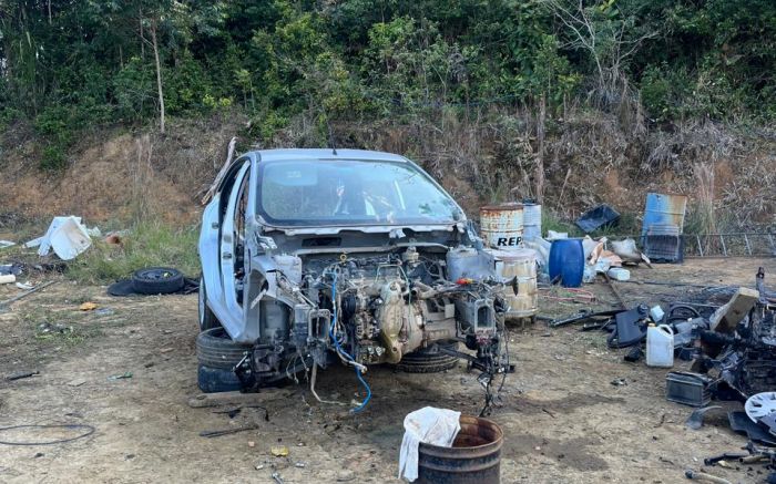 Ligação elétrica do galpão estava conectada a uma obra clandestina ao lado (foto: PM)