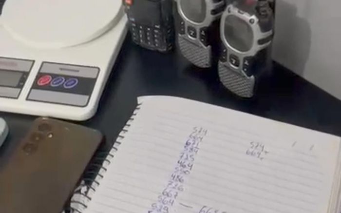 Drogas, eletrônicos, rádios e outros equipamentos foram apreendidos na operação da PM (Foto: Divulgação)