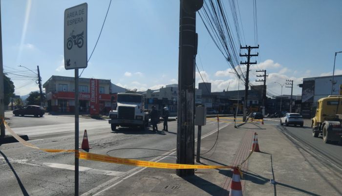 Caminhão acertou poste para não passar por cima de motociclista (Foto: Leitor)
