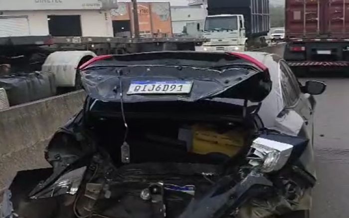 Acidente envolveu caminhão e três carros (Foto: Reprodução)