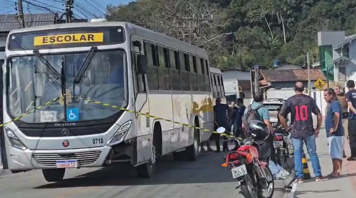 Ônibus foi desviar de veículo parado e acabou colidindo com moto (Foto: Leitor)