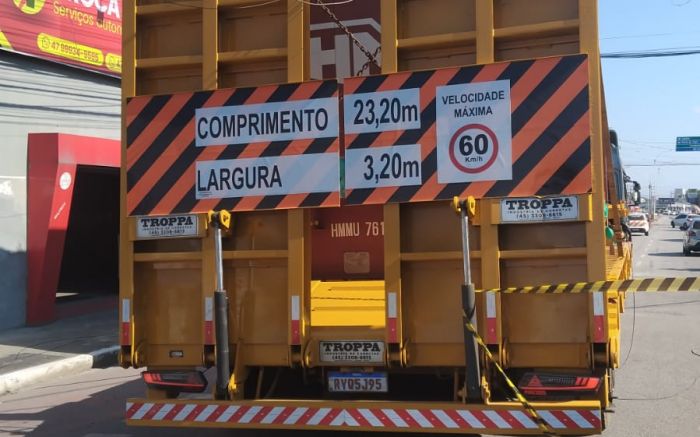Caminhão tinha um metro além da altura permitida na rua da Barra do Rio (Foto: Leitor)