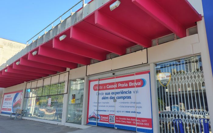 Loja encerrou as atividades no centro de Itajaí em 30 de maio; durante o mês de junho limpou o estoque (Foto: Fran Marcon) Legenda: 
