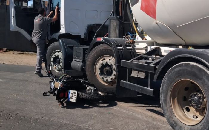 Bombeiros socorreram motociclista (Foto: Reprodução)