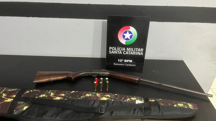 Espingarda calibre .32 foi encontrada em estojo camuflado; munições estavam intactas (Foto: PMSC/Divulgação)
