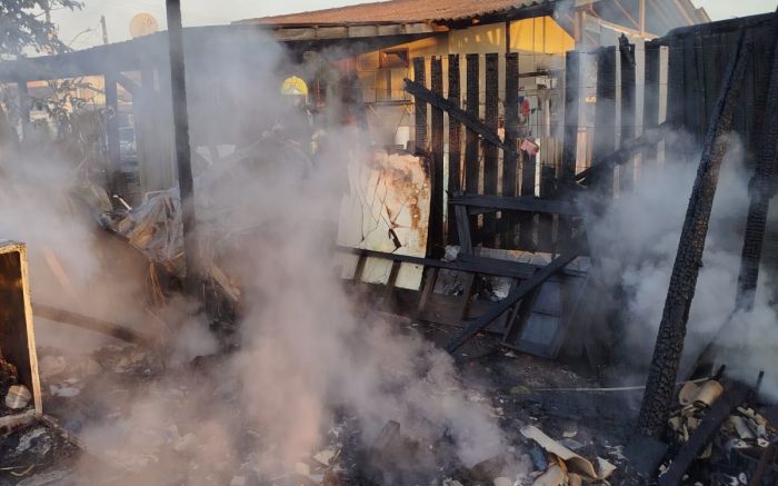Fogo consumiu casa de madeira no bairro Cordeiros, em Itajaí (Foto: Divulgação/CBMSC)