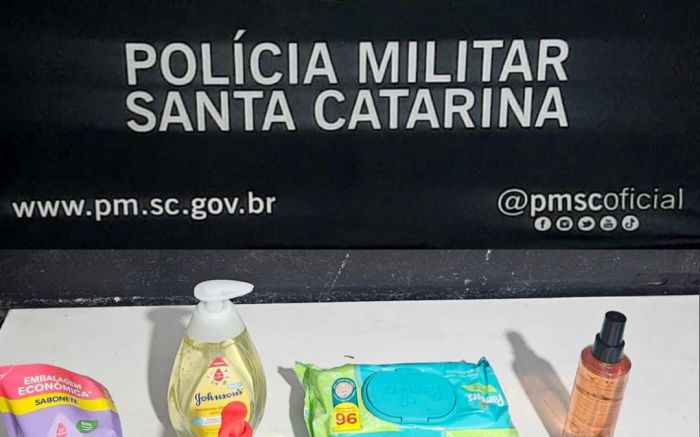 Funcionária viu que mulher escondeu produtos (foto: PM)