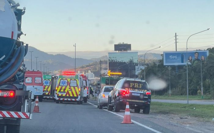 Moto e carro se envolveram em acidente na marginal da BR 101, em Balneário Camboriú (Foto: Reprodução)