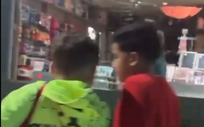 Mesmos meninos também já foram vistos nas ruas de Itajaí (Foto: Reprodução)