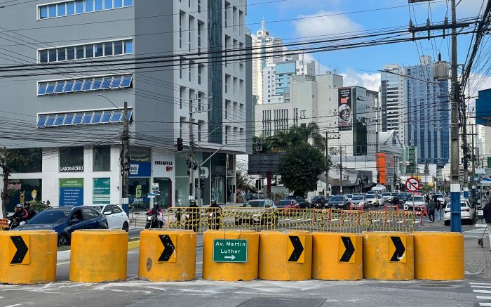 Trecho entre as ruas Uganda e Flamingo ganhou sentido único pra Itajaí (Foto: João Batista)