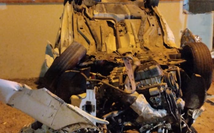 Carro ainda bateu contra o muro de uma casa nas margens da BR 101 (Foto: Divulgação/CBMSC)