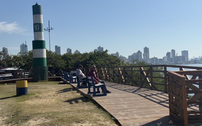 Cartão-postal da cidade recebe melhorias em trecho de acesso ao farol e vista do canal (Foto: Camila Diel/DIARINHO)