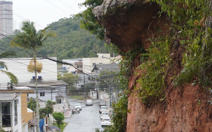 Defesa Civil constatou risco de deslizamento na rua Irlanda do Norte (Foto: João Batista)