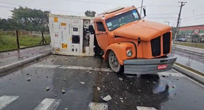Remoção do contêiner deve acontecer no final do dia (Foto: Leitor)
