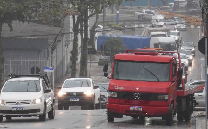 Ocorrência trancou o fluxo e mostrou dificuldade pra subida de caminhões (Foto: João Batista)