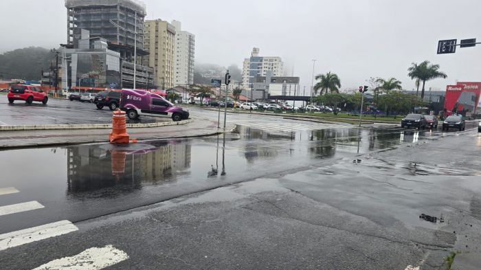 Buracos e poças de água estão bem na altura da faixa de pedestres (Foto: Camila Diel)