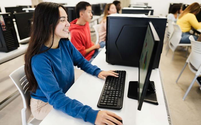 Cursos abrangem atendimento ao cliente, comunicação, negócios digitais, tecnologia, liderança e inteligência social (Ilustrativa/Envato)