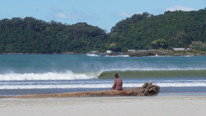 Praias da região terão ondas acima de dois metros (Foto: João Batista) Legenda: Combinação de ventos fortes e maré alta pode gerar alamentos (Foto: João Batista)