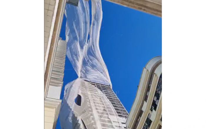 Rajadas de vento levaram muitos objetos, como telas de prédios em cons-trução, para a fiação elétrica causando apagões 

(foto: reprodução)