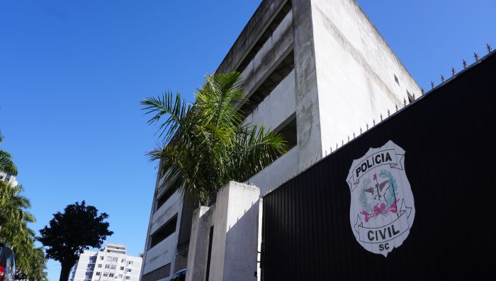 Local virou depósito de lixo e abrigo de andarilhos (Foto: João Batista)