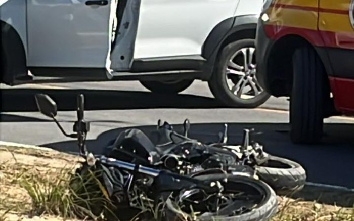 Casal foi levado ao hospital após colisão na rua 418 (Foto: Leitor)