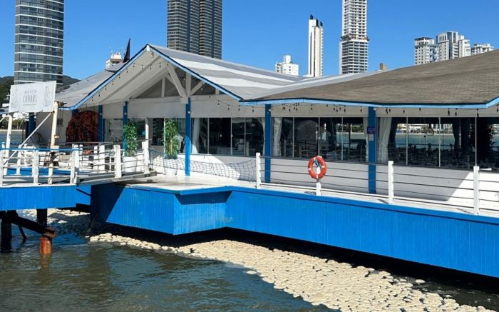 Flagra mostra espuma na frente do estabelecimento no molhe da Barra Sul (Foto: Leitor)