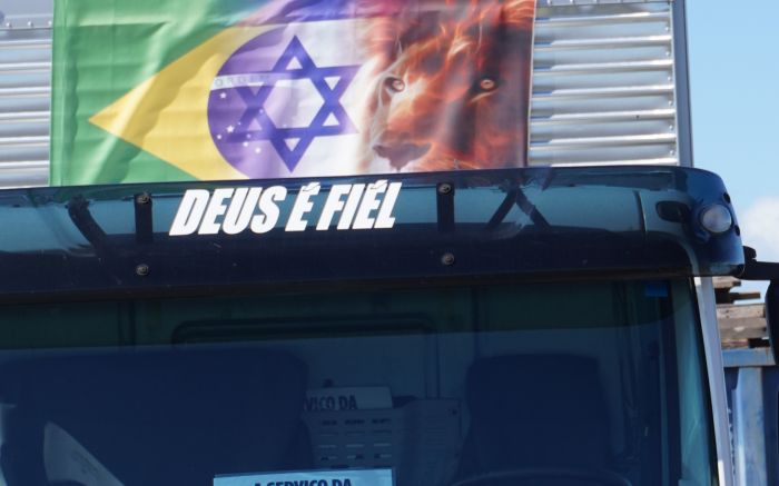 Imagem com bandeiras do Brasil e de Israel ao lado de um leão tem sido usada em atos políticos de apoio a Bolsonaro (Foto: João Batista)