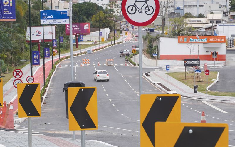 Fluxo pela Dalmo Vieira até a rua Uganda se mantém normal