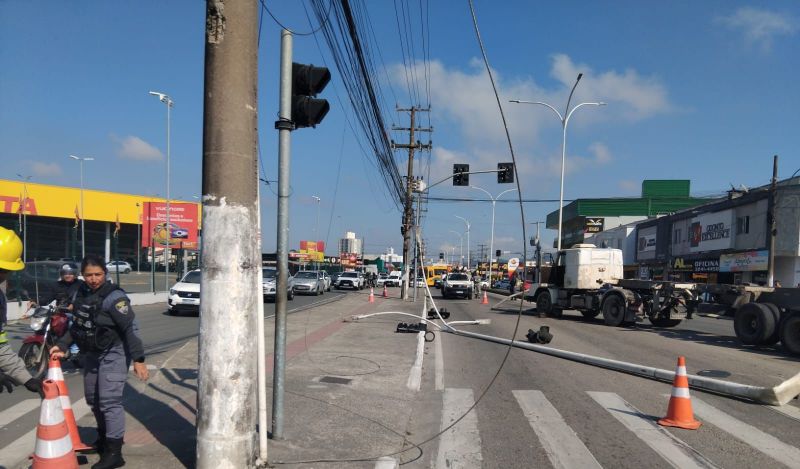Caminhão desviou de moto (foto: leitor)
