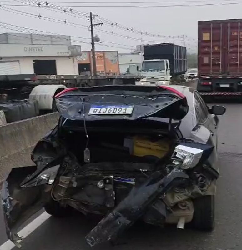 Acidente envolveu dois caminhões e três carros (foto: reprodução)