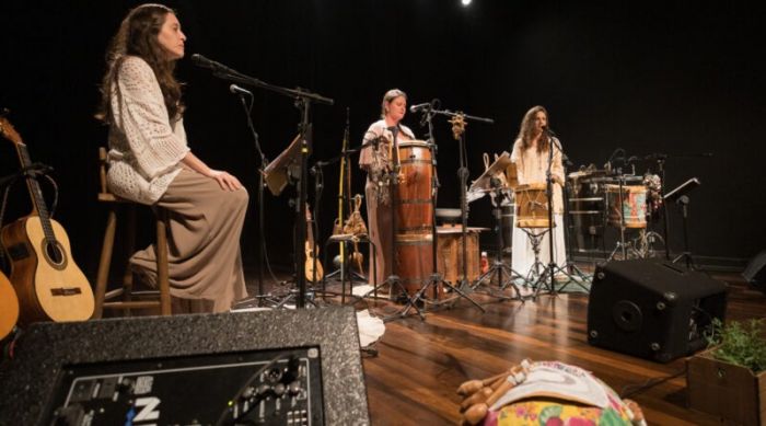 Trio feminino exalta as manifestações populares catarinenses e saberes ancestrais (Foto: Divulgação/PMN)