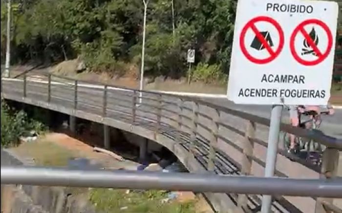 Moradores de rua estariam acampados sob estrutura da calçada (Foto: Reprodução)