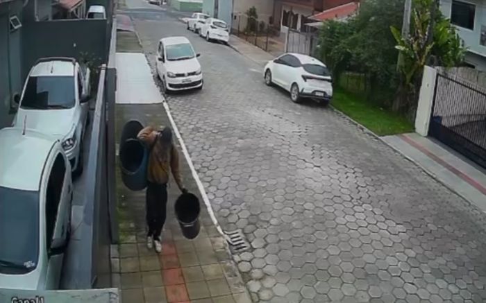 Legenda: Ladrão que furtou latões de lixo seria morador de rua (Foto: Reprodução)