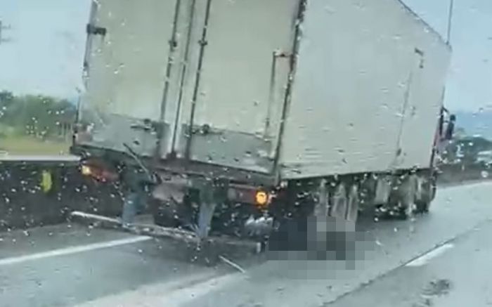 Caminhão passou por cima da vítima que estava numa moto Honda Lead (Foto: Reprodução)