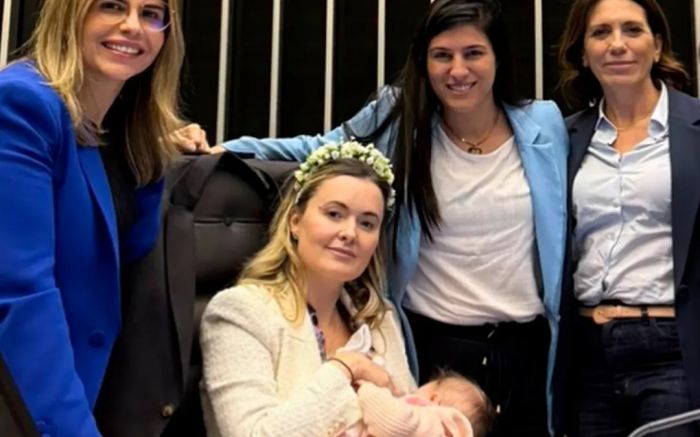 Deputada sentou na cadeira da presidência com filha recém-nascida no colo (Foto: Reprodução)