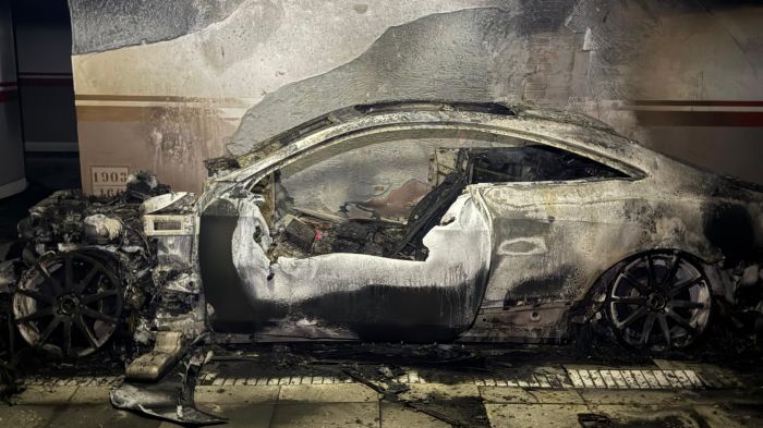 Mercedes-Benz ficou destruído e fumaça tomou o andar (Foto: CBMSC/Divulgação)