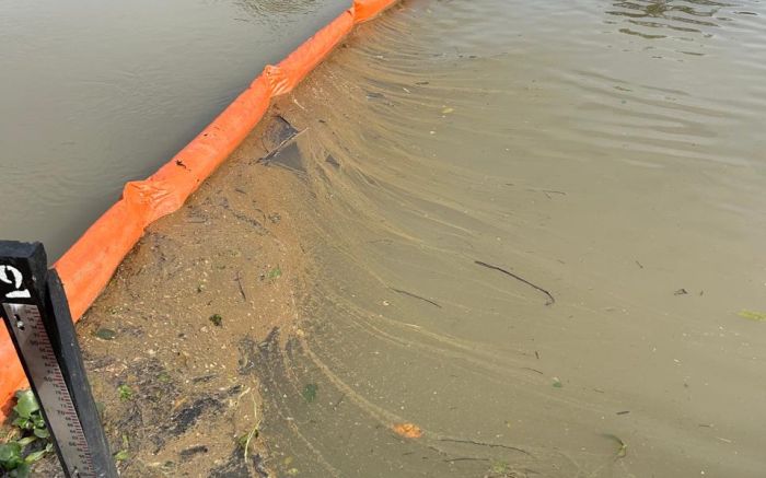 Manchas apareceram acima do ponto de captação de água (Foto: Divulgação PMBC)