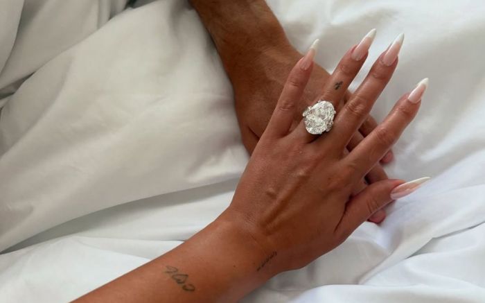 Legenda: “Sí, quiero. En esta y en todas mis vidas.” Essa foi a legenda da tão esperada foto de Georgina (Foto: Reprodução/Redes sociais)