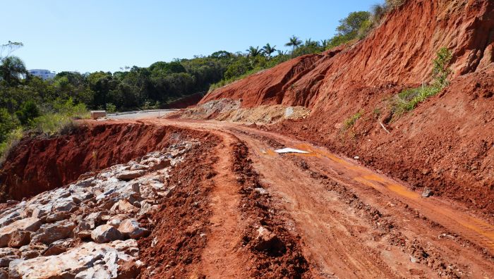 Muro de contenção teve que ser feito antes pra retomada do contrato (Foto: João Batista)