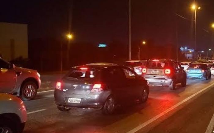 Acidente chegou a interditar o quilômetro 104 da BR 101 (Foto: Foto Arquivo)