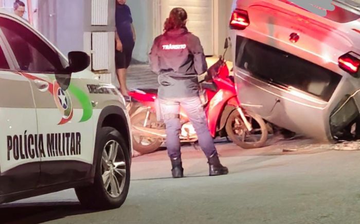 Agentes bloquearam a via após vazamento de óleo no local do acidente (foto: GMBC)