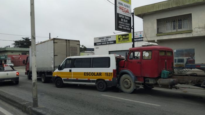 Três crianças e o motorista estavam na van (Foto: Divulgação)