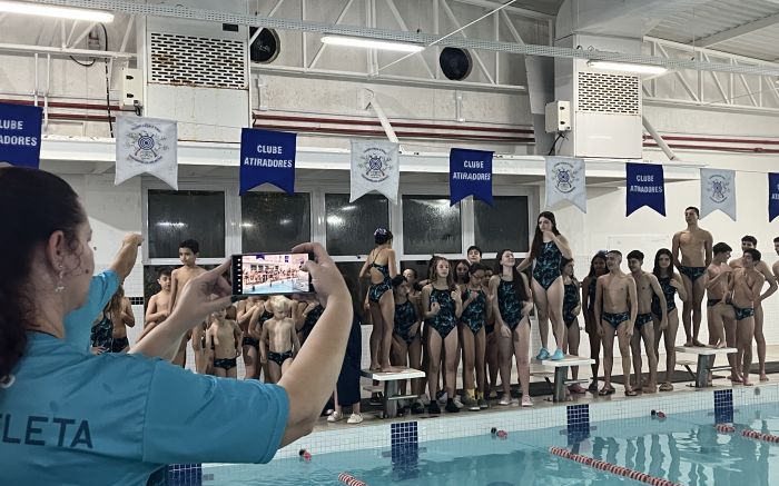 Projeto atende cerca de 80 crianças carentes; maiôs e sungas são assinados por Fabíola Molina (Foto: Fran Marcon)