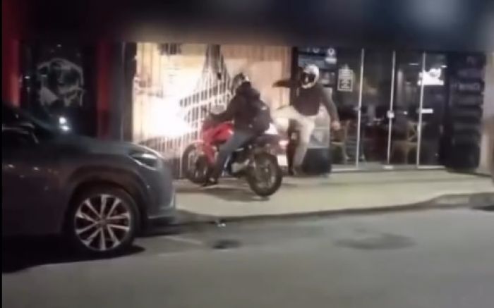 Vizinhos denunciaram confusão e reclamaram da ausência da PM e GM (Foto: Reprodução)