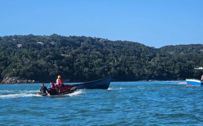 Barco de pequeno porte estava só com a proa para fora quando foi retirado da água (Foto: Divulgação/CBMSC)