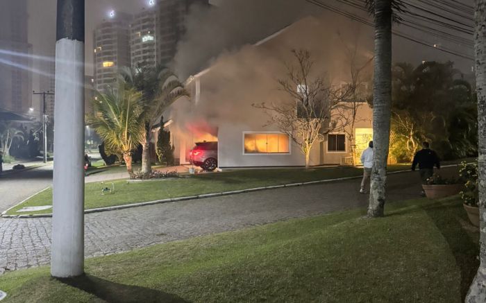 Bola de fogo tomou conta da garagem de uma casa na Praia Brava (Foto: Divulgação/CBMSC)