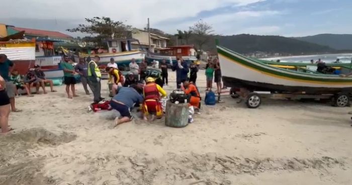 Vítima foi estabilizada e entubada ainda na areia (Foto: Reprodução/Redes sociais)