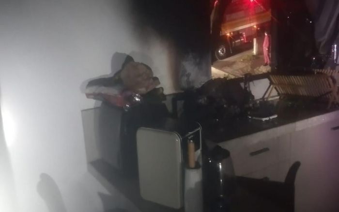 Legenda: Incêndio mobilizou bombeiros em Balneário Camboriú (Foto: 13°BBM - IMPRENSA)